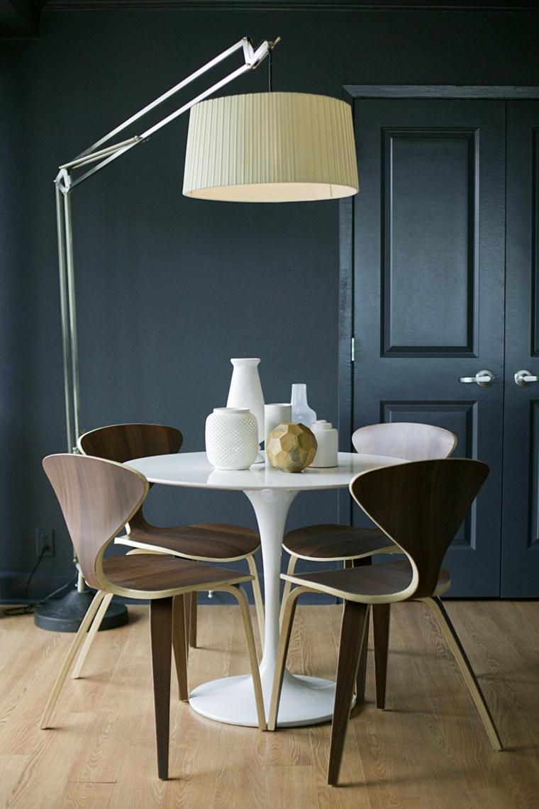 intérieur design table blanche ronde luminaire moderne chaise bois parquet bois