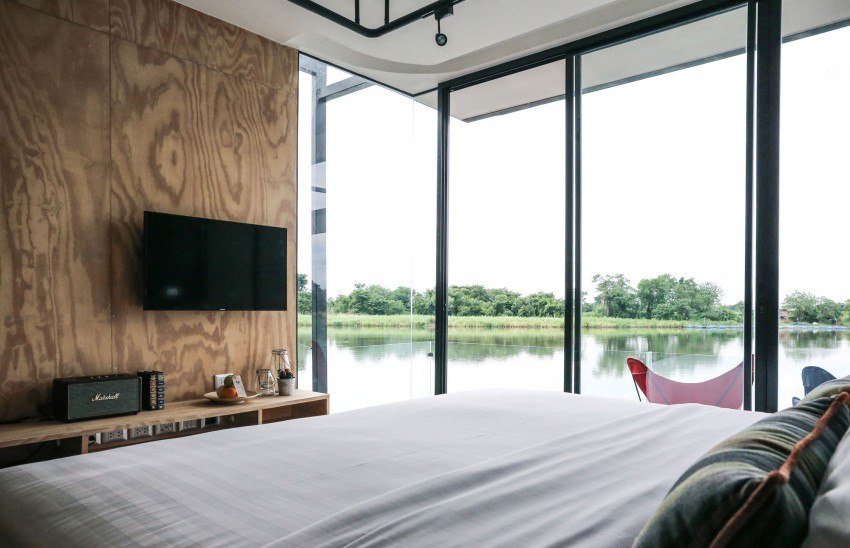 grand lit maison flottante moderne design bois télé rivière design contemporain thaïlande 
