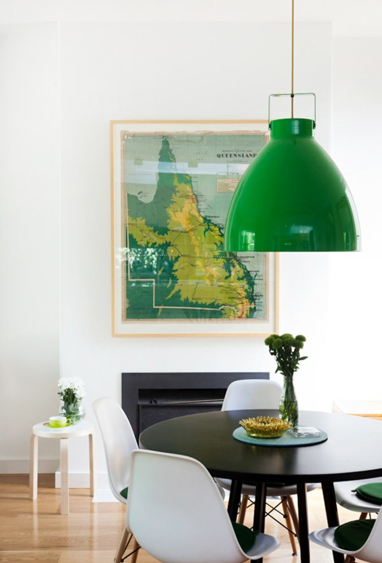 luminaire suspension vert design table bois ronde déco mur cadre affiche