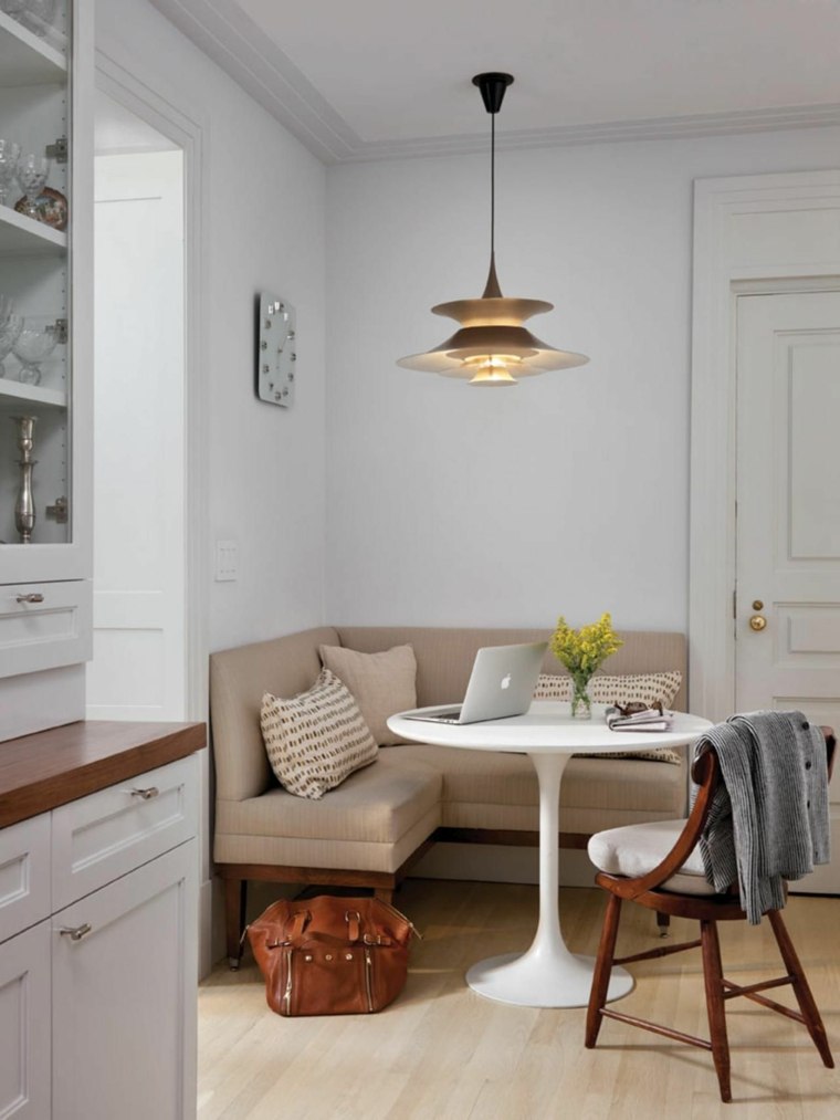 meubles d'angle canapé d'angle beige coussin table blanche ronde luminaire suspension