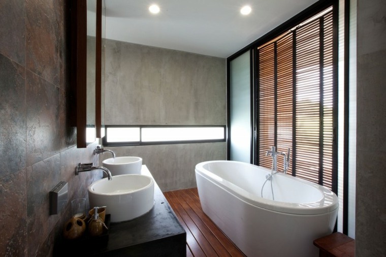 mur de salle de bain en béton ciré design moderne baignoire idée parquet bois sol