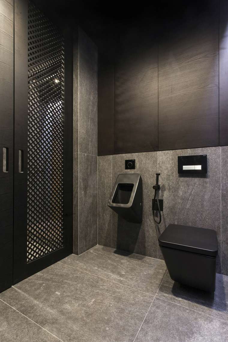 toilettes suspendues noires design carrelage gris porte grille coulissante idée 