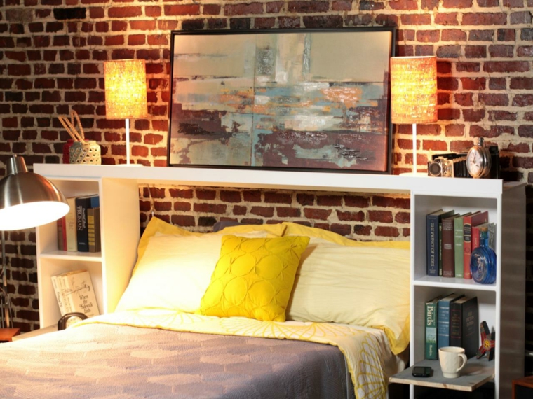 tête de lit avec rangement chambre mur briques déco tableau mur luminaire chambre lit coussins