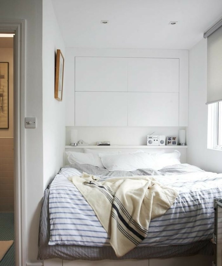 tête de lit avec rangement étagère bois déco mur lit coussins draps