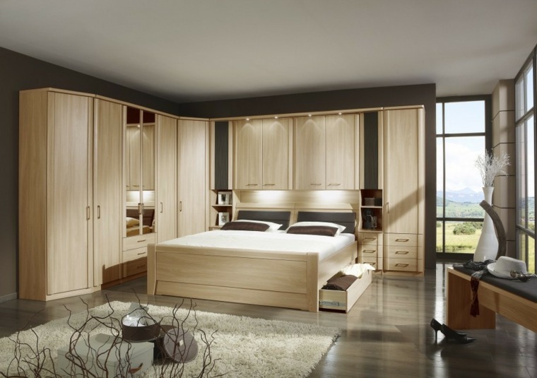 mobilier chambre à coucher tête de lit bois tapis de sol blanc coussins rangement armoire bois 