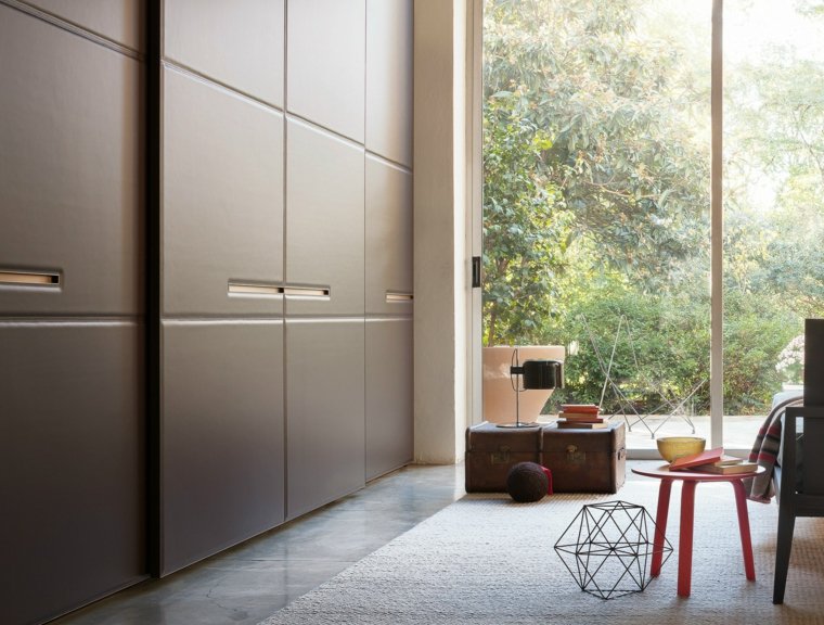 armoire portes coulissantes bois design aménagement intérieur chambre à coucher tapis de sol
