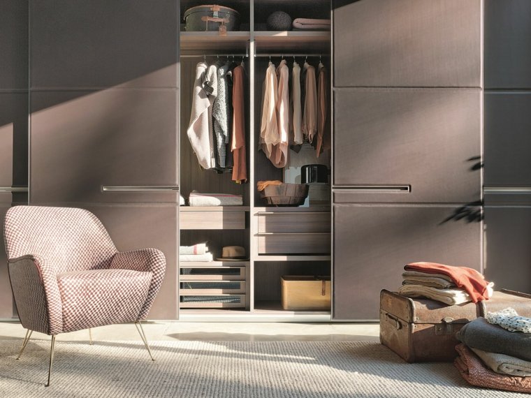 armoire design porte coulissante bois fauteuil aménagement chambre à coucher moderne 