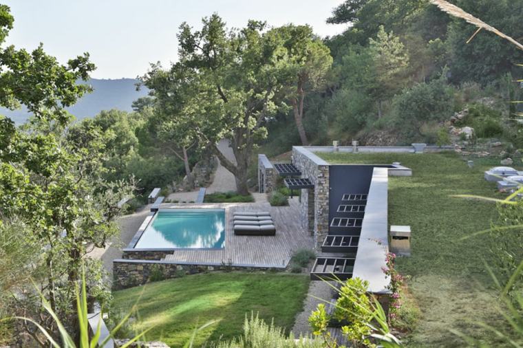 architecture moderne maison en pierre design piscine idée chaise longue 