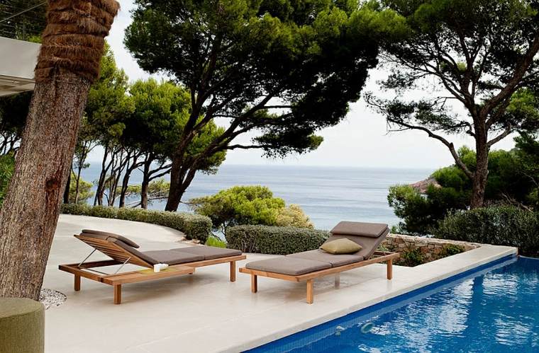 mobilier terrasse design chaise longue bois piscine extérieure