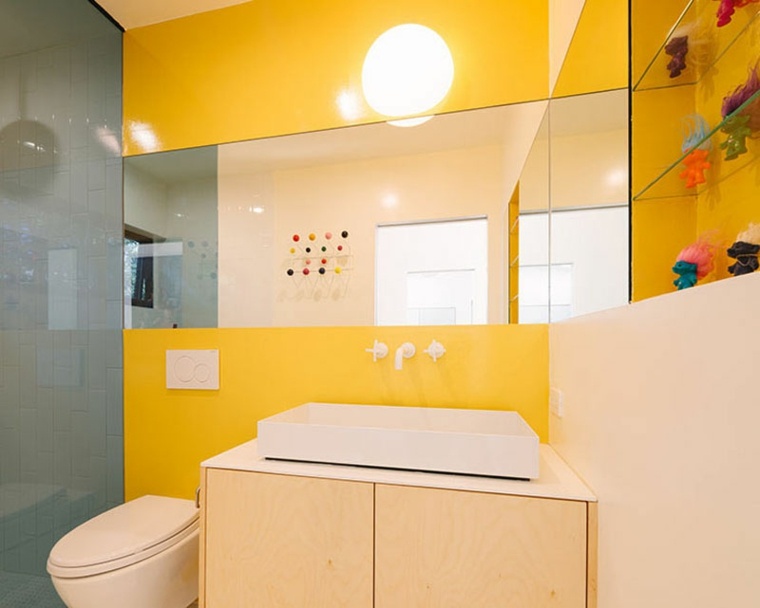 salle de bains jaune mur mobilier bois