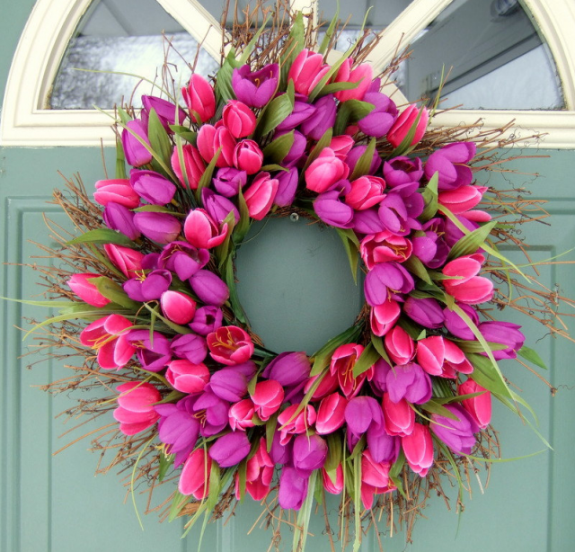 décoration printemps idée couronne tulipes porte originale