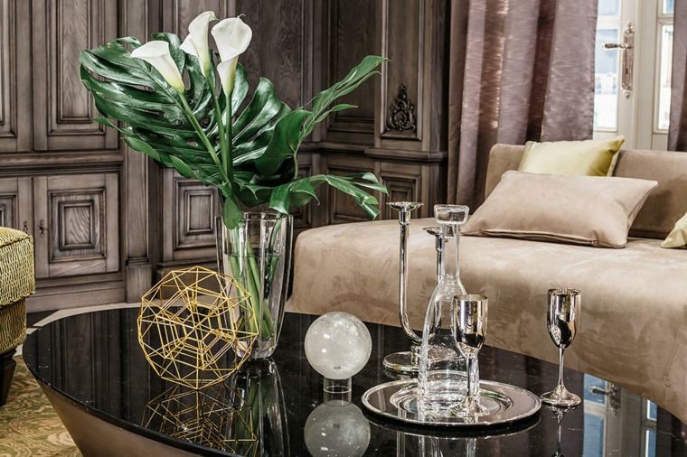 salon moderne canapé coussins déco objets design table basse noire fleurs bouquet canapé 