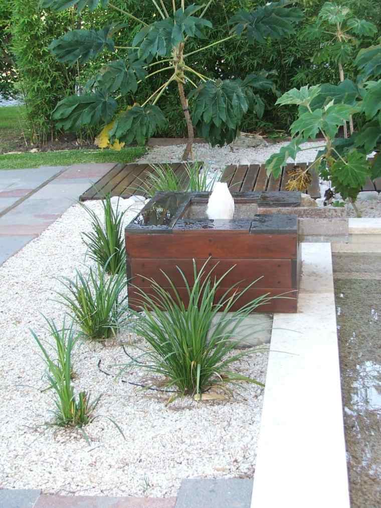 decoration jardin moderne petite fontaine