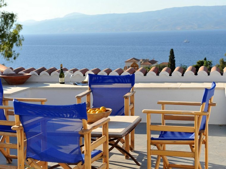 déco terrasse grecque chaises bleues