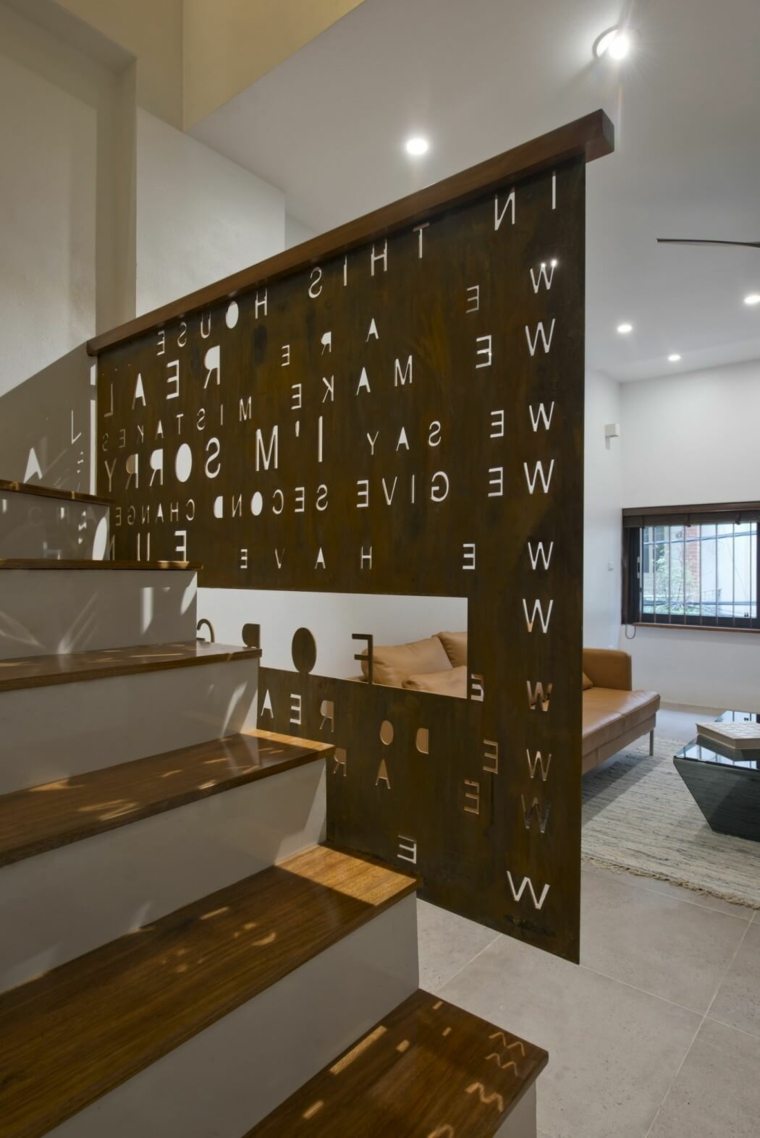 appartement avec jardin escalier fer rouillé design moderne salon canapé