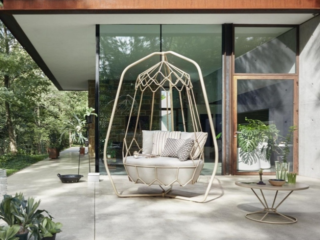 fauteuil jardin suspendu design coussins table ronde