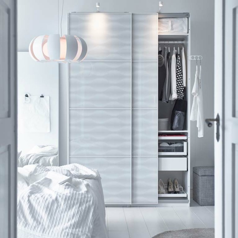 aménager dressing idée espace garderobe porte coulissante luminaire suspension