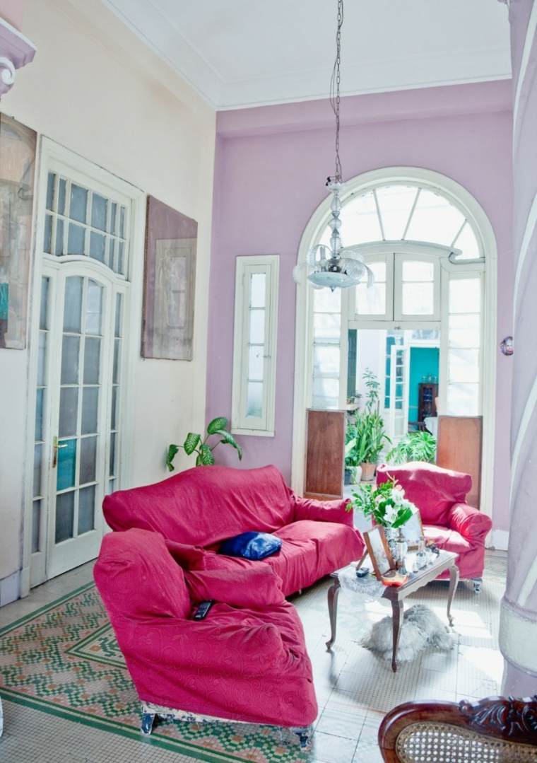 salon déco canapé rose idée tapis de sol original luminaire suspension