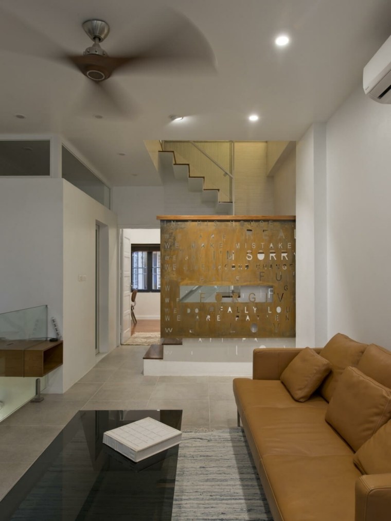 appartement avec jardin intérieur design escalier moderne panneau métal rouillé canapé salon