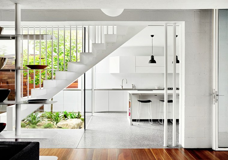 maison tendance cuisine blanche luminaire noir suspension parquet bois escalier blanc