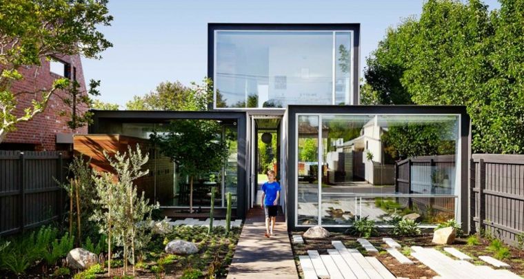maison contemporaine vitres design moderne jardin allée