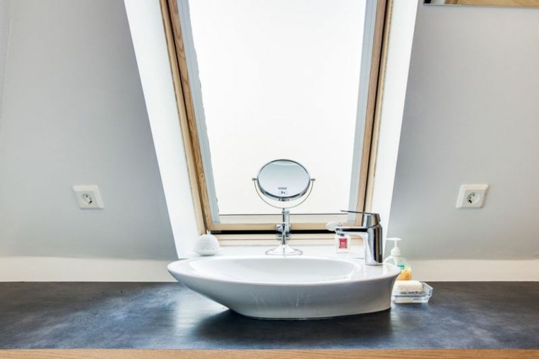 salle de bains tendance baignoire miroir rond idée aménager espace sol béton ciré 