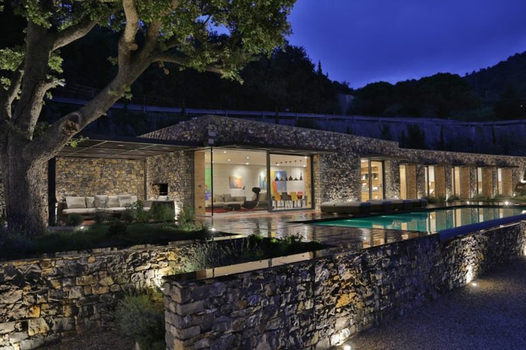 maison en pierre design extérieur moderne piscine design 