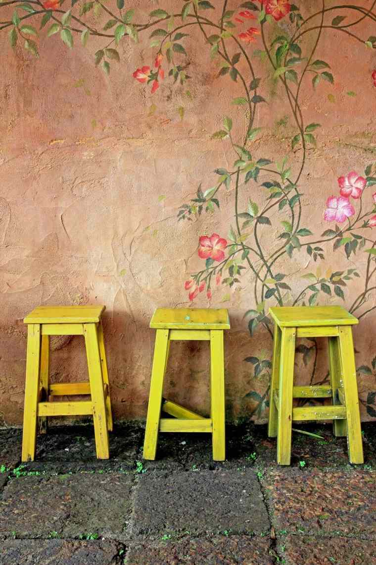 déco mur dessin tabourets bois jaune idée 
