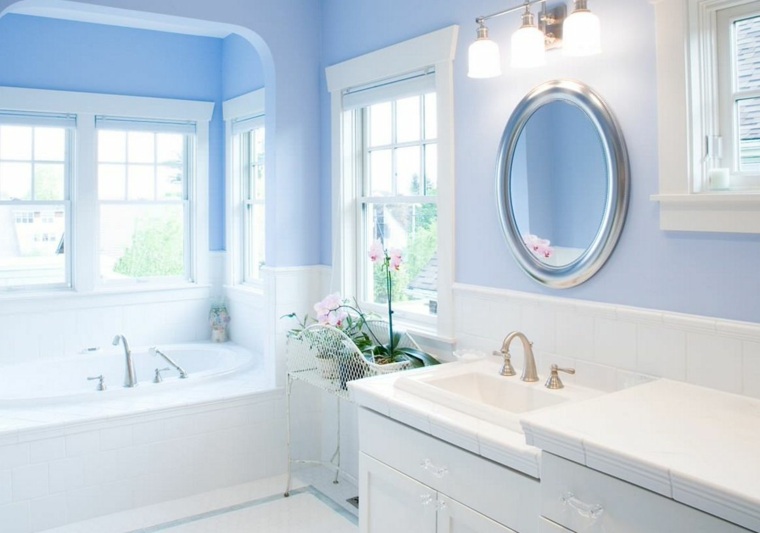 peinture de salle de bain bleue baignoire blanche