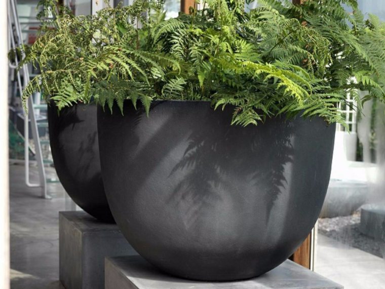 grand pot de fleurs en terre cuite noir design axel moderne