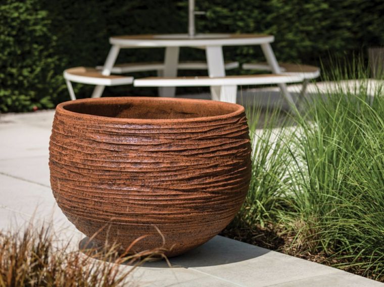 pot fleurs terre cuite design extérieur moderne idée aménager jardin terrasse