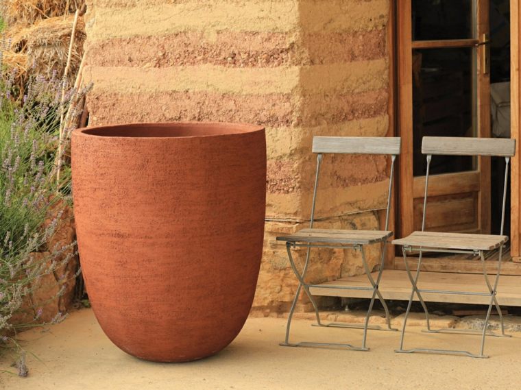 pot fleurs terre cuite design aménager extérieur idée chaise moderne