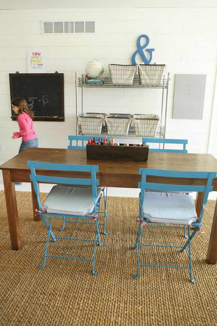 aménager son intérieur idée table en bois chaises étagères