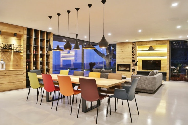 salle à manger design table en bois chaises modernes luminaires suspension