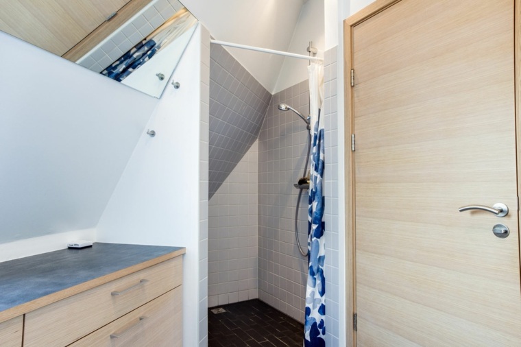 cabine douche salle de bains moderne carrelage blanc mobilier bois 