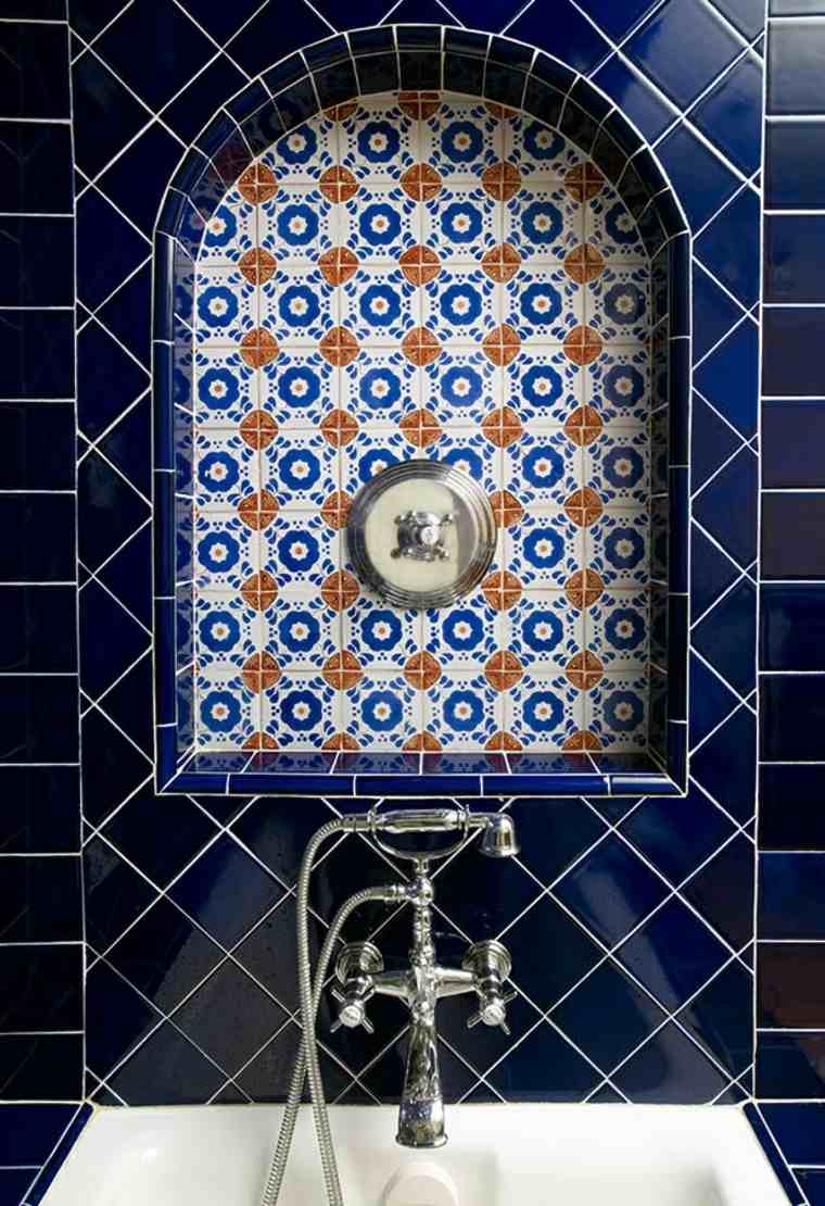 baignoire idée salle de bains décoration murale carrelage faïence idées carrelage bleu