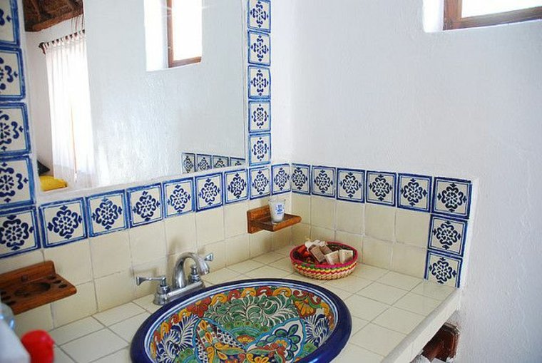 carrelage bleu blanc évier comptoir salle de bain miroir talavera 