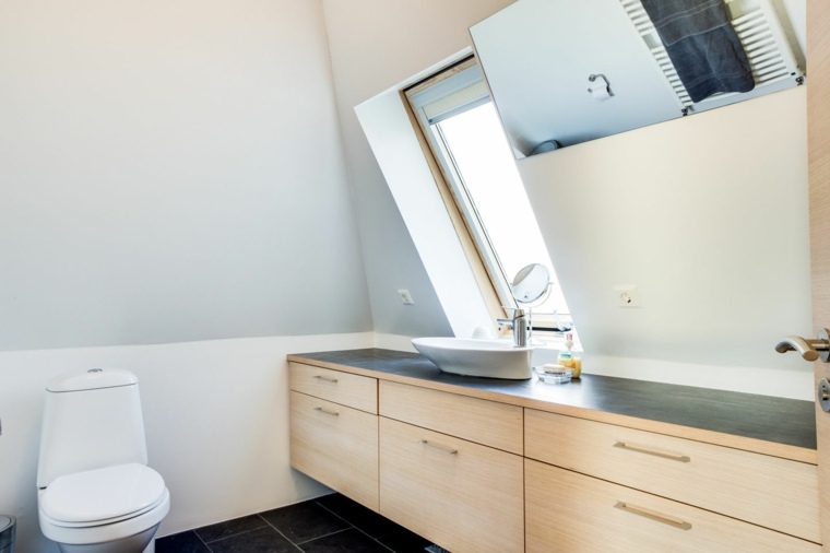 toilettes salle de bain mobilier bois idée carrelage noir miroir 