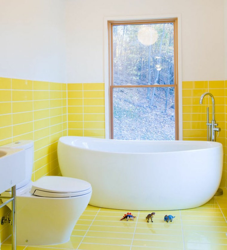 salle de bains carrelage jaune baignoire toilettes
