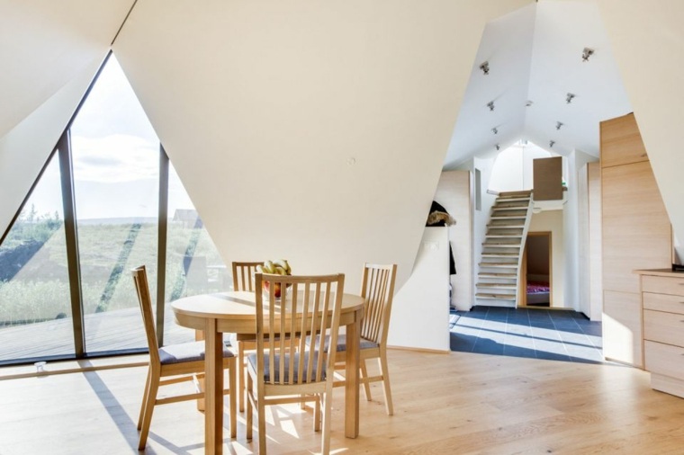 salle à manger idée aménagement table en bois chaise escalier partquet bois pyramide 