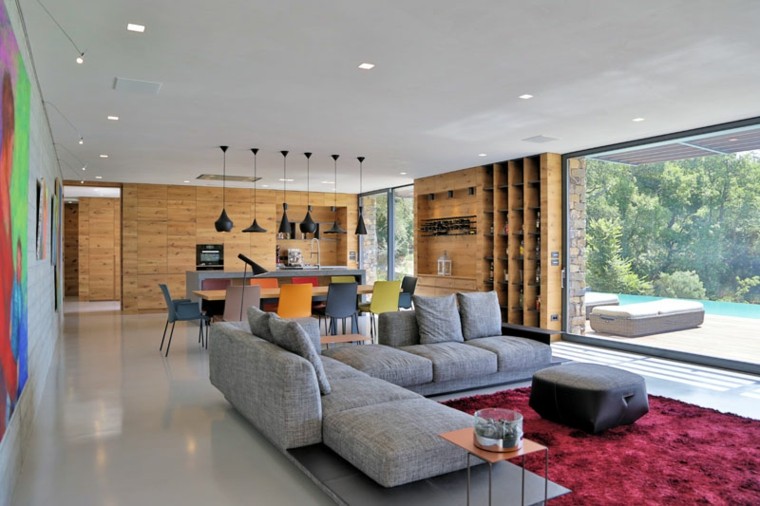 tapis de sol rouge salon design tendance canapé gris angle cuisine bois