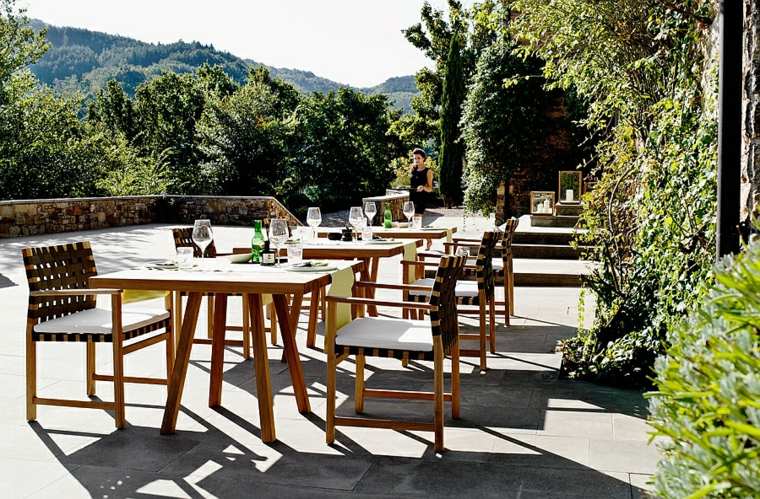 mobilier terrasse design table de jardin carrée bois design chaises