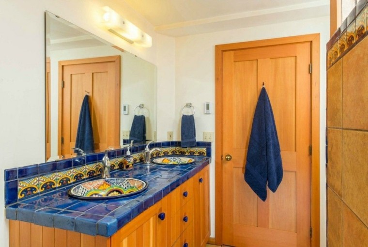 carrelage salle de bains bleue idée faïence tendance porte bois 