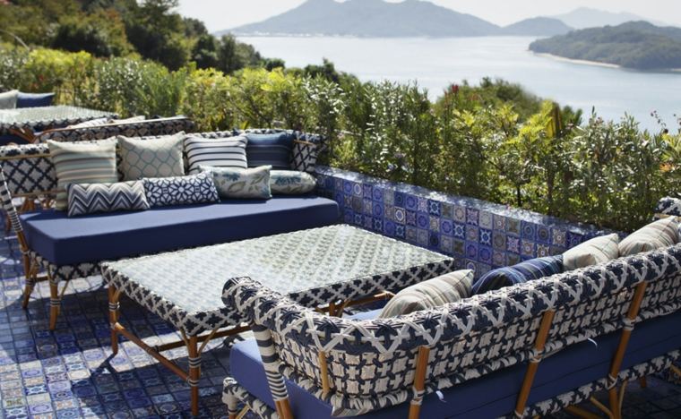 terrasse idée aménager la faïence Talavera design moderne mobilier extérieur canapé coussins
