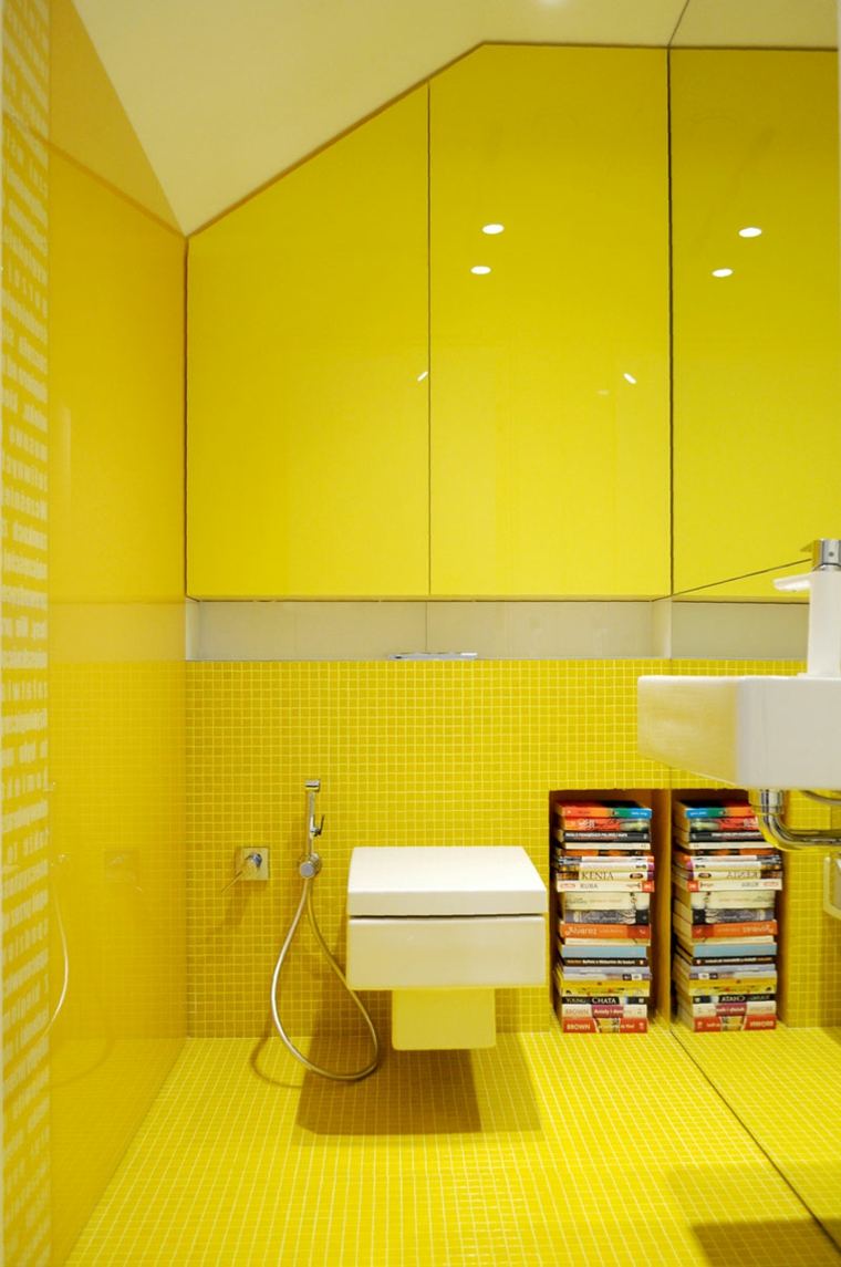 toilettes carrelage jaune idée aménager salle de bain miroirs 