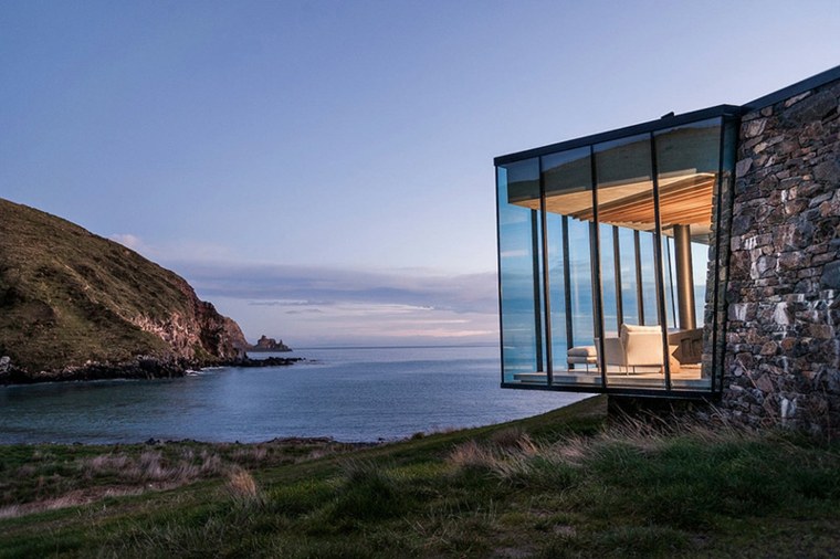 belle villa avec salon vitré vue sur mer