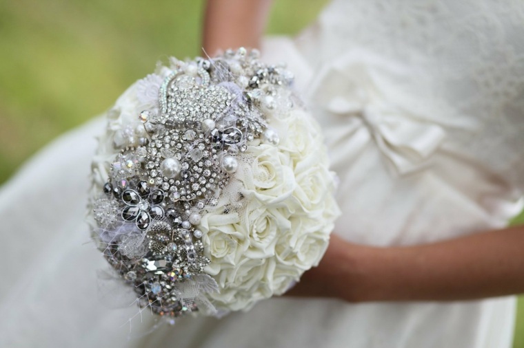 bouquet de mariage original bijoux fleurs blanches
