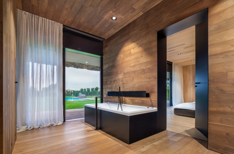 maison bulgarie design architectes baignoire noire blanche parquet bois rideau transparent idée 