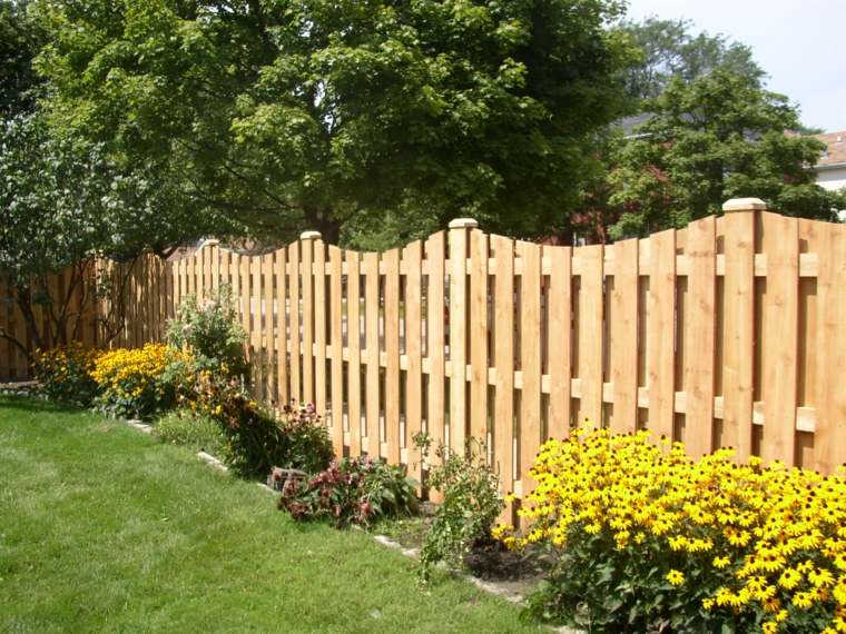 clôture en bois classique idée aménager extérieur jardfn
