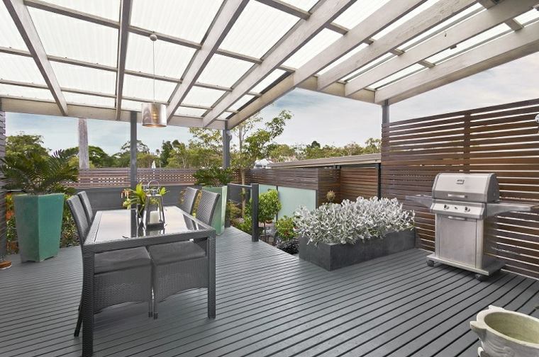terrasse bois composite revêtir sol idée aménager extérieur chaise grise 